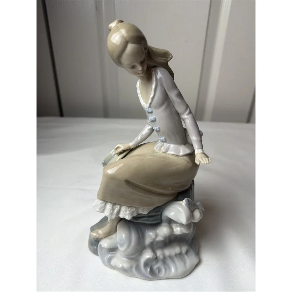 LLADRO Girl‎ & Hat - Sitting - Fish Porcelain Figurine -w Box Vintage Retired