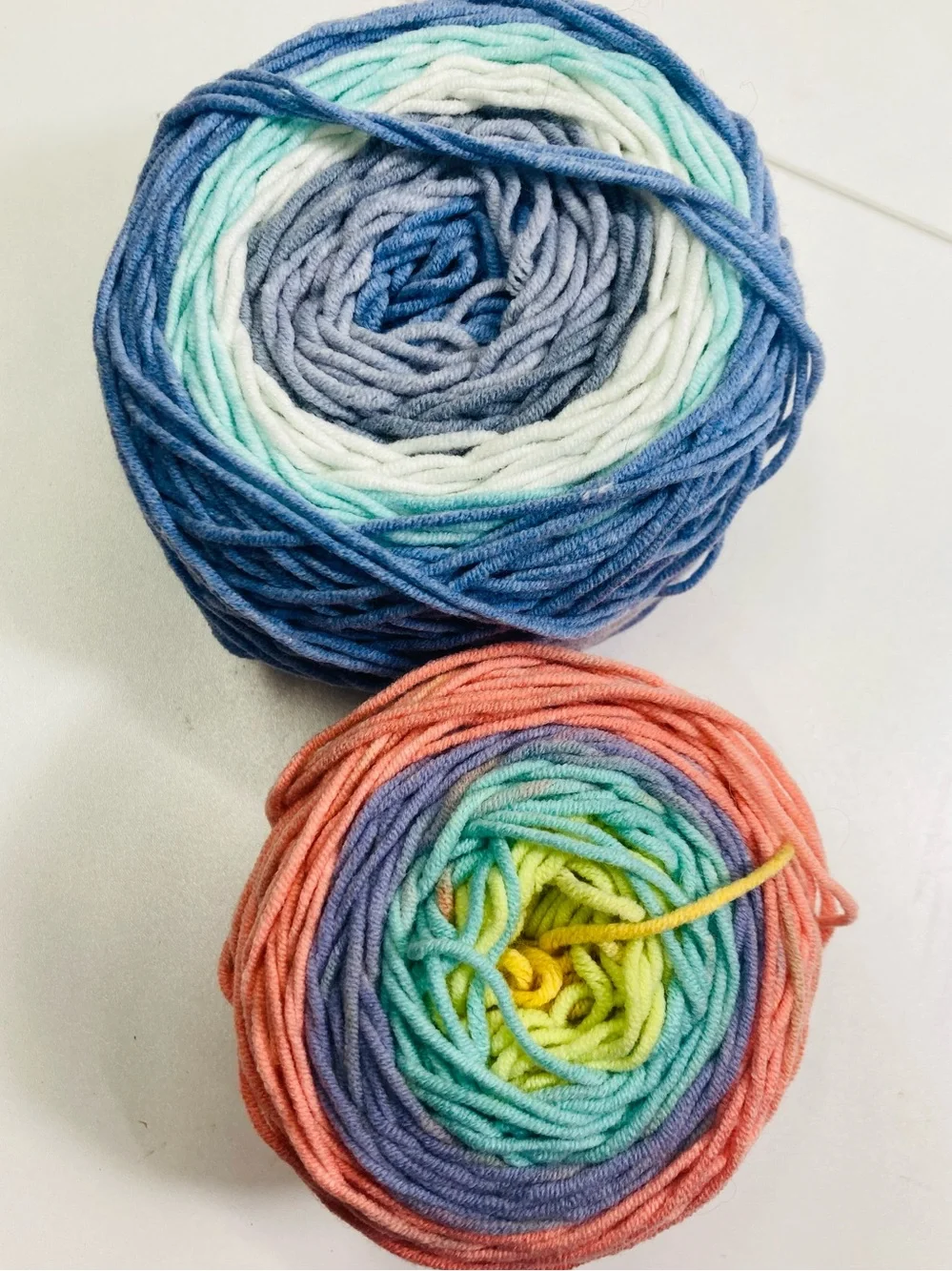 Bargain Yarn: 165 g / 5.82 oz Blue & Coral Variegated Yarn Cakes Untagged