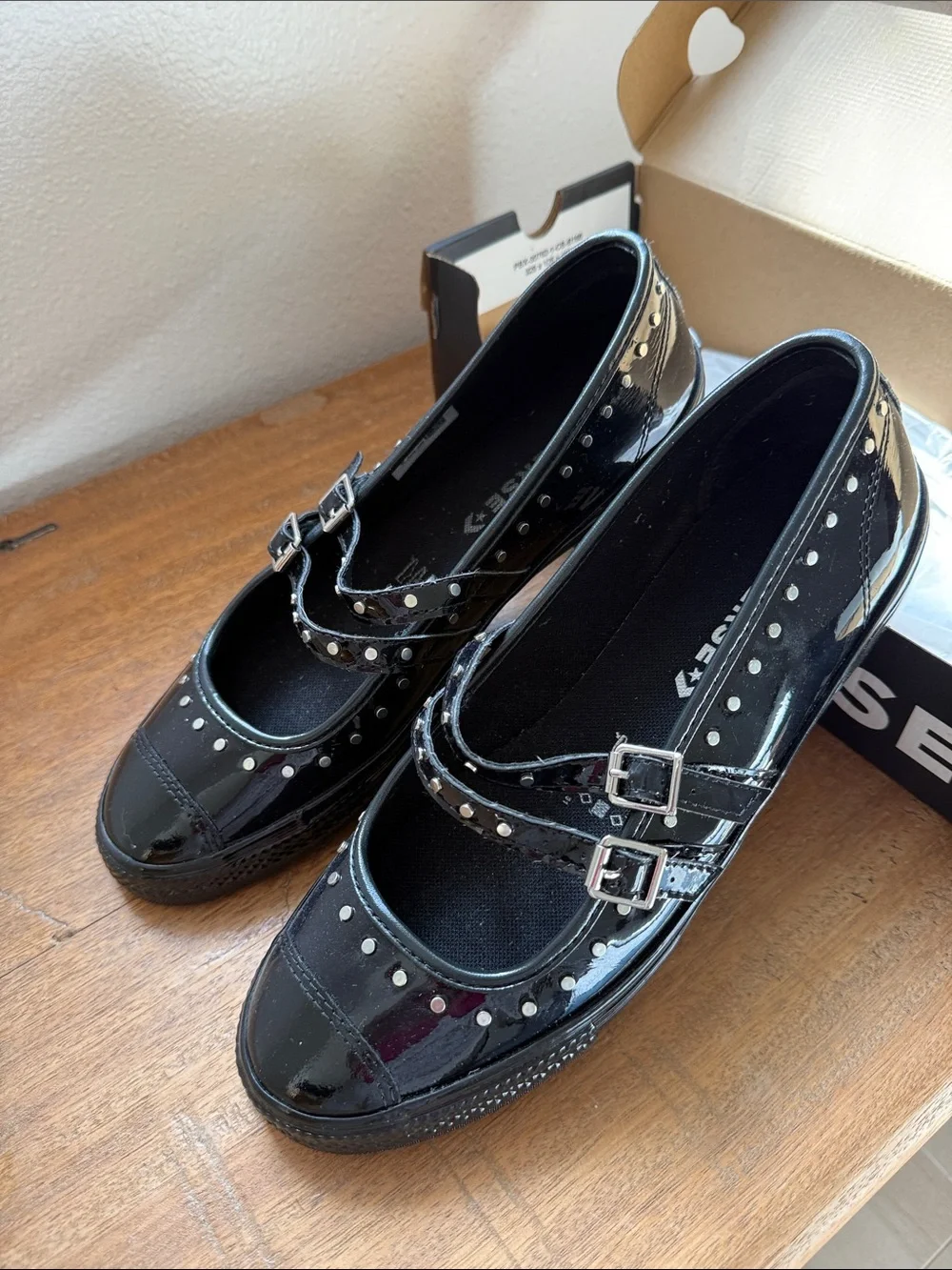Converse shiny black