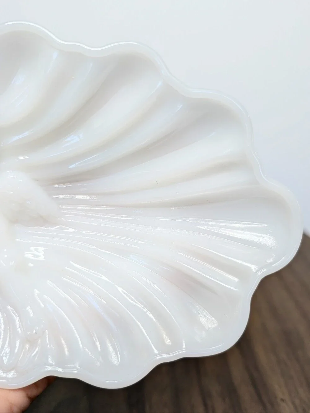 Vintage 60s AVON White Milk Glass Scalloped Edge Angel Cherub Soap Or Ring Dish