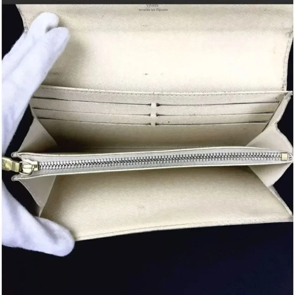 Louis Vuitton elegant louis