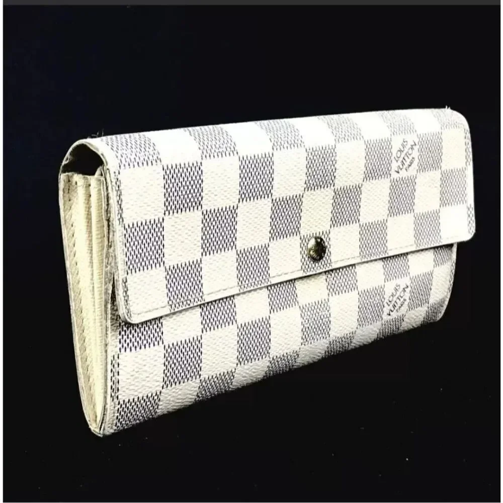 Louis Vuitton elegant louis