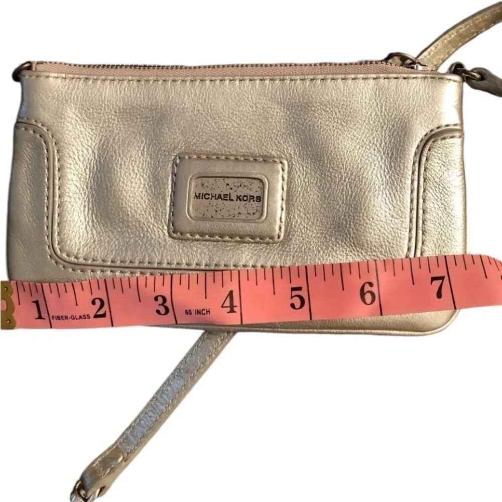 𝅺Micheal Kors silver metallic leather wristlet