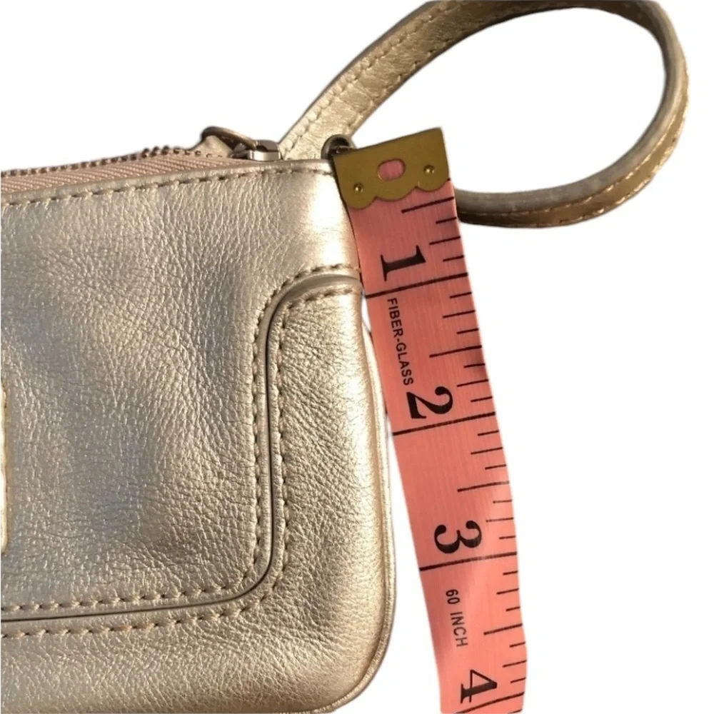 𝅺Micheal Kors silver metallic leather wristlet