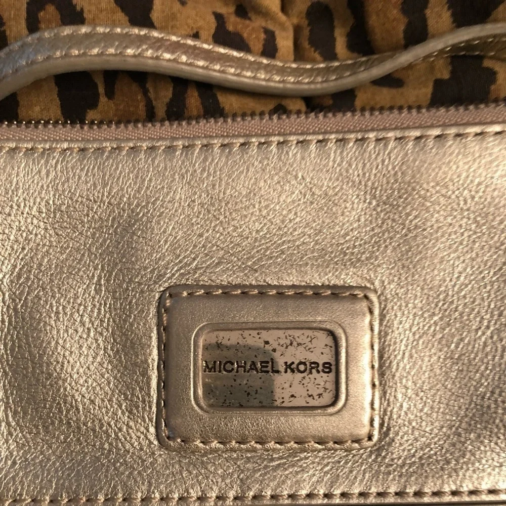 𝅺Micheal Kors silver metallic leather wristlet