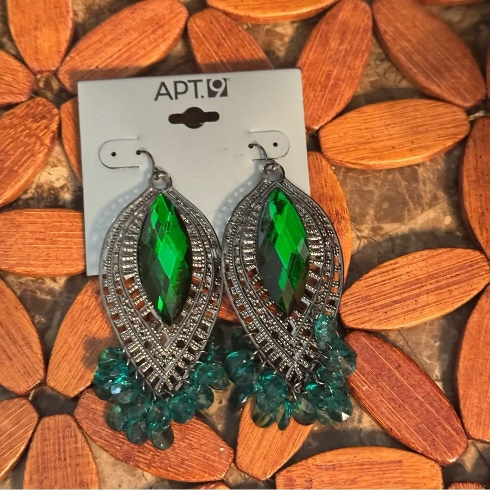Apt. 9 bold eye‑catching