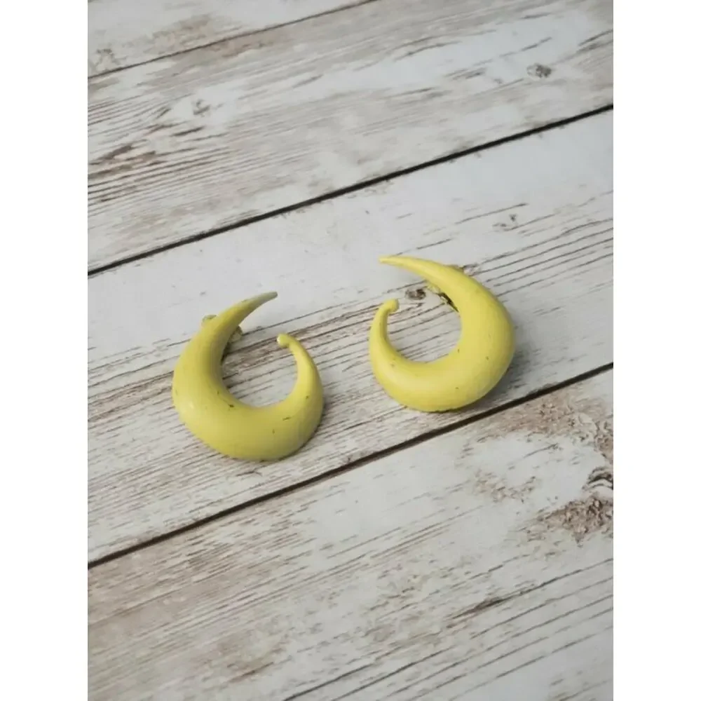 Vintage clip earrings
