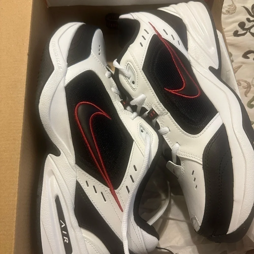 Nike air monarch