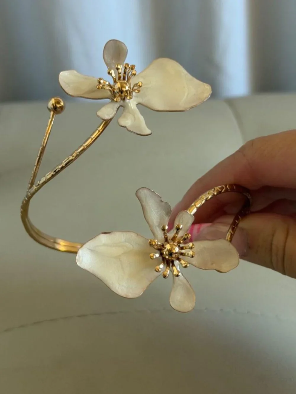 N/A sculpted gold