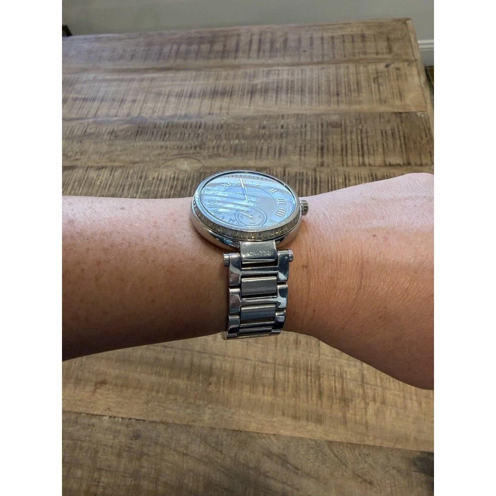 Michael Kors needs battery