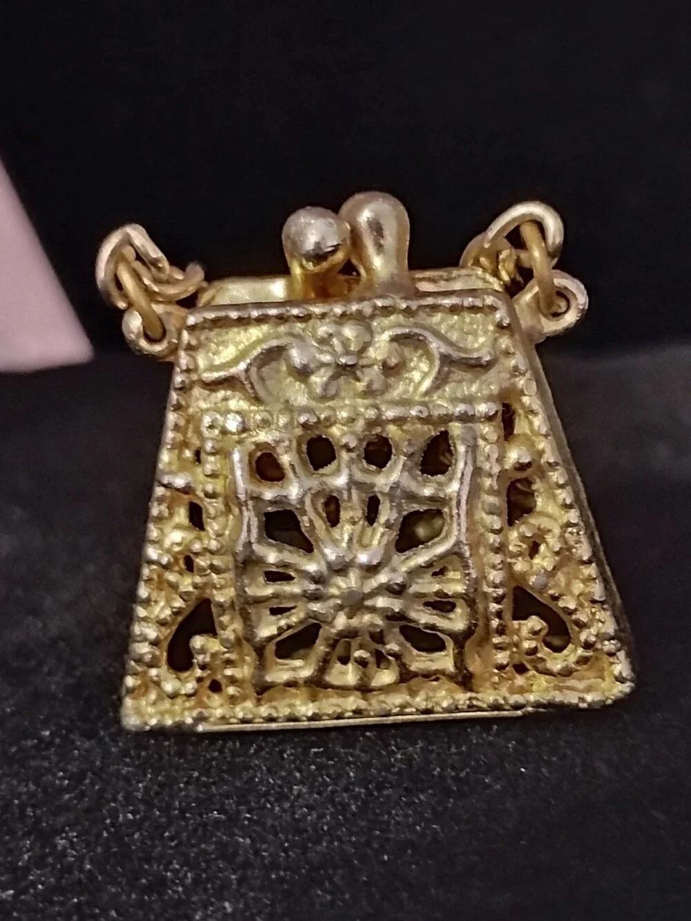 N/A elegant gold