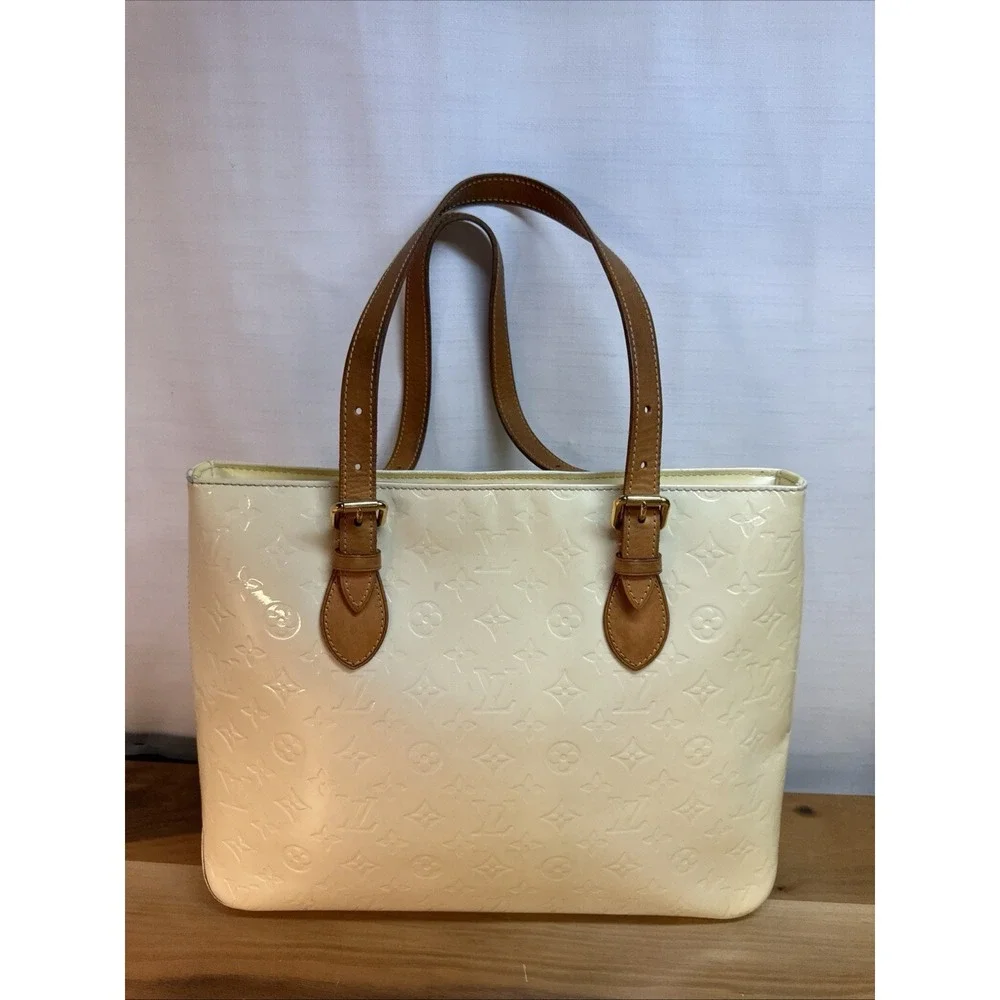 LOUIS VUITTON Monogram Vernis Brentwood Shoulder‎ Bag Perle Ivory Patent Leather